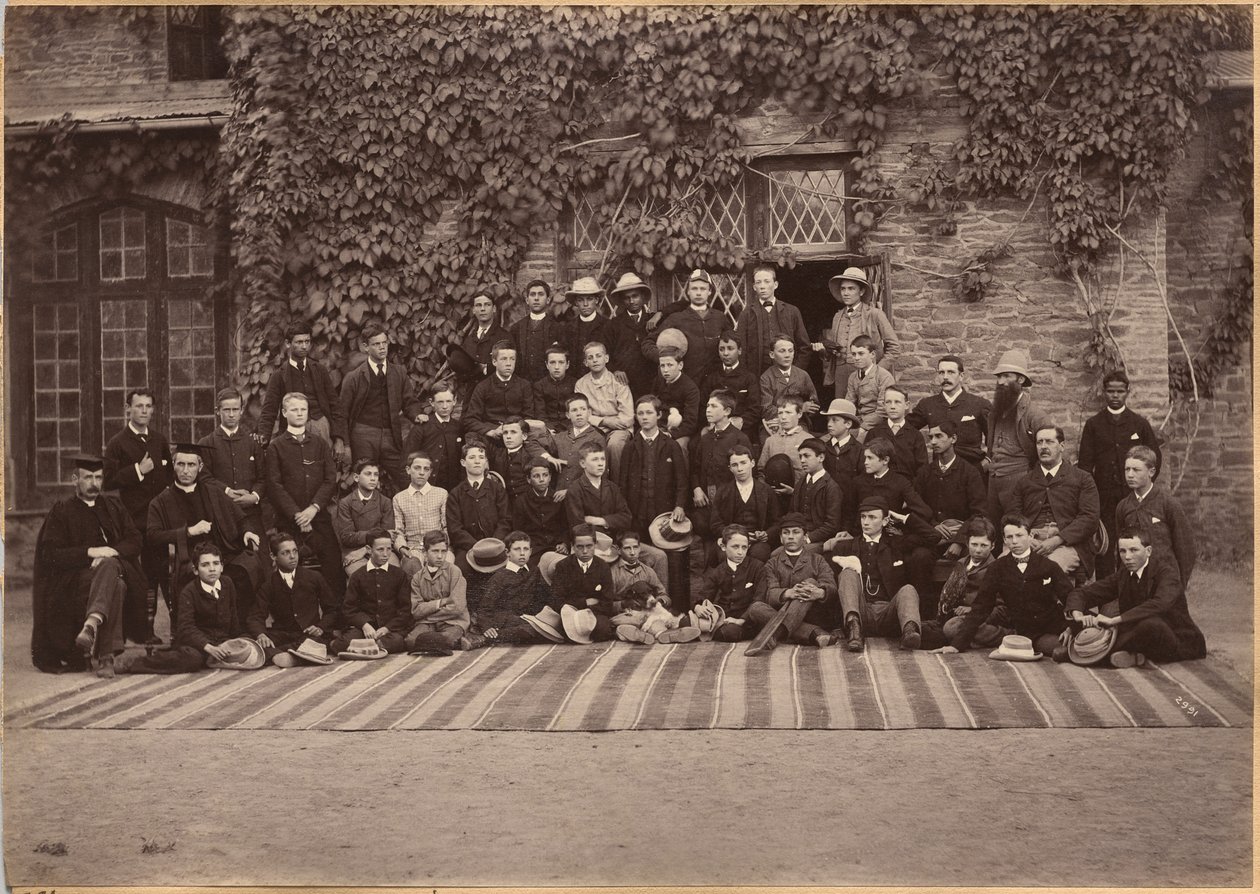Mittelschicht-Schüler und -Mitarbeiter, Bishop Cotton School, Shimla (Rückseite) von Raja Deen Dayal