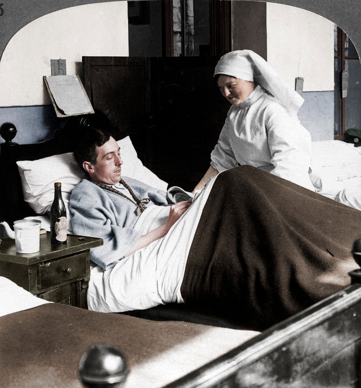Ein Soldat schreibt einen Brief im Krankenhaus, Erster Weltkrieg von Realistic Travels Publishers