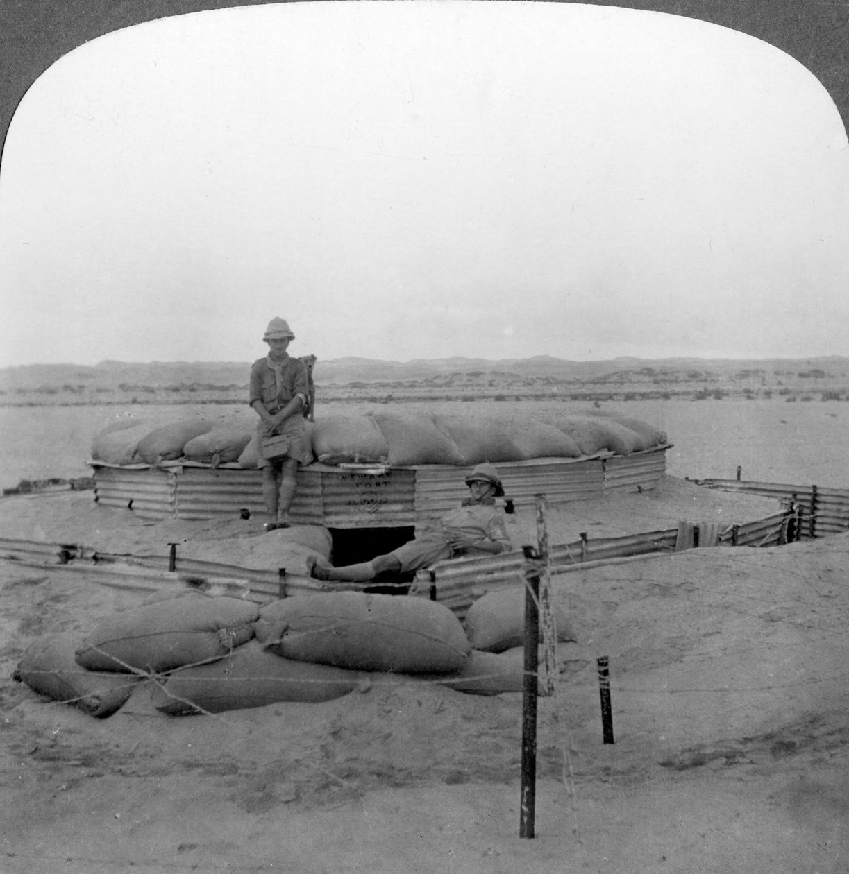 Ein einzigartiger Sandblockhaus, Südwestafrika, Erster Weltkrieg, um 1915 von Realistic Travels Publishers