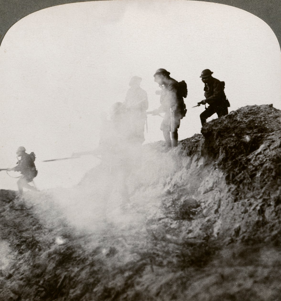 Britische Soldaten rücken unter Deckung von Gas und Rauch vor, Frankreich, Erster Weltkrieg, 1916 von Realistic Travels Publishers