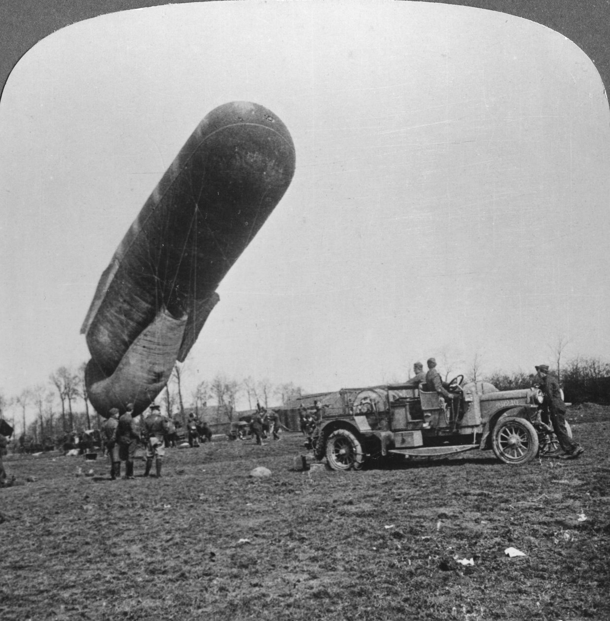 Beobachtungsballon kurz vor dem Aufstieg, Erster Weltkrieg, ca. 1914-1918 von Realistic Travels Publishers