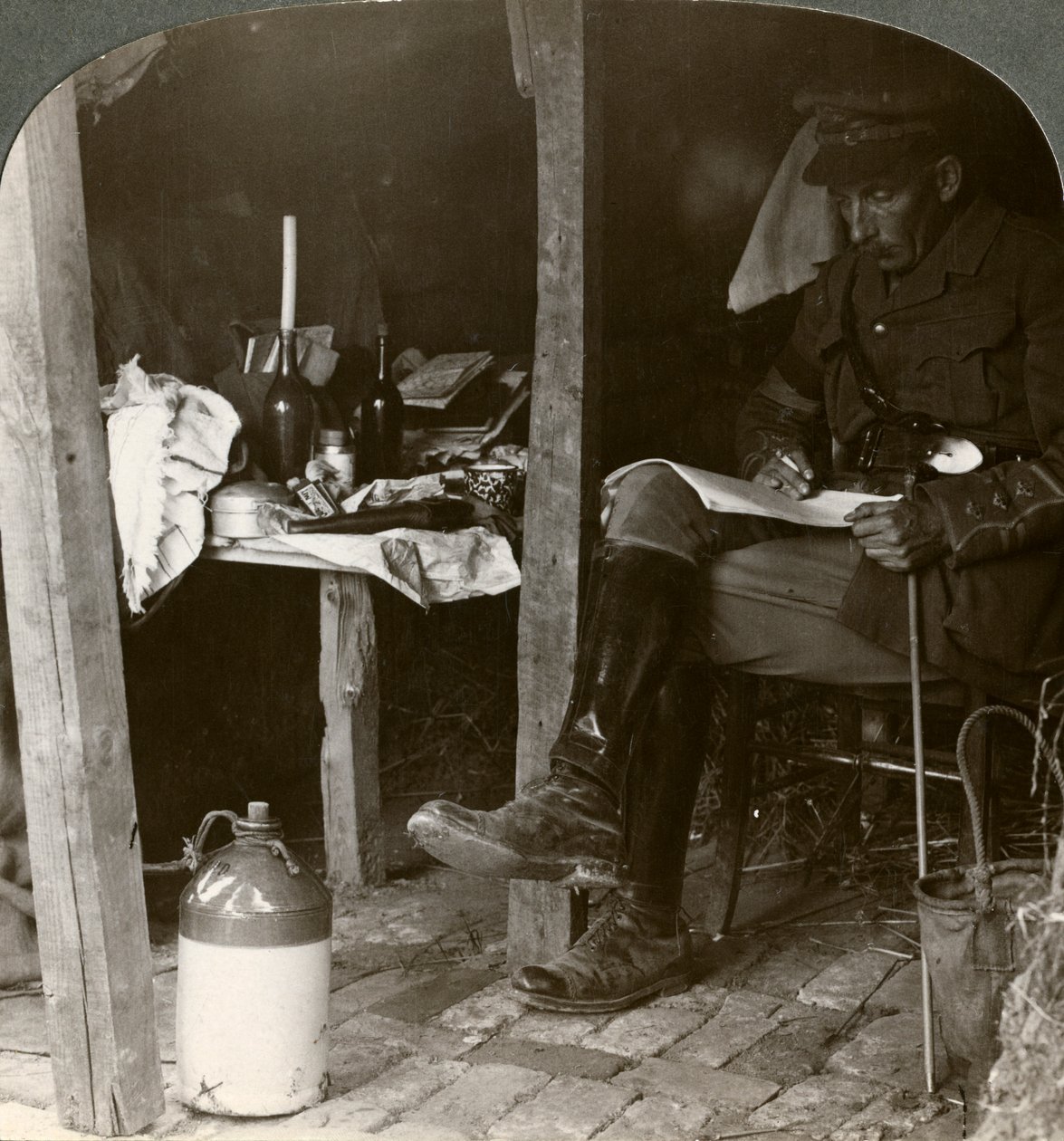 Stabsoffizier in einem Unterstand, der Details vor einer Offensive studiert, Erster Weltkrieg, 1914-1918 von Realistic Travels Publishers