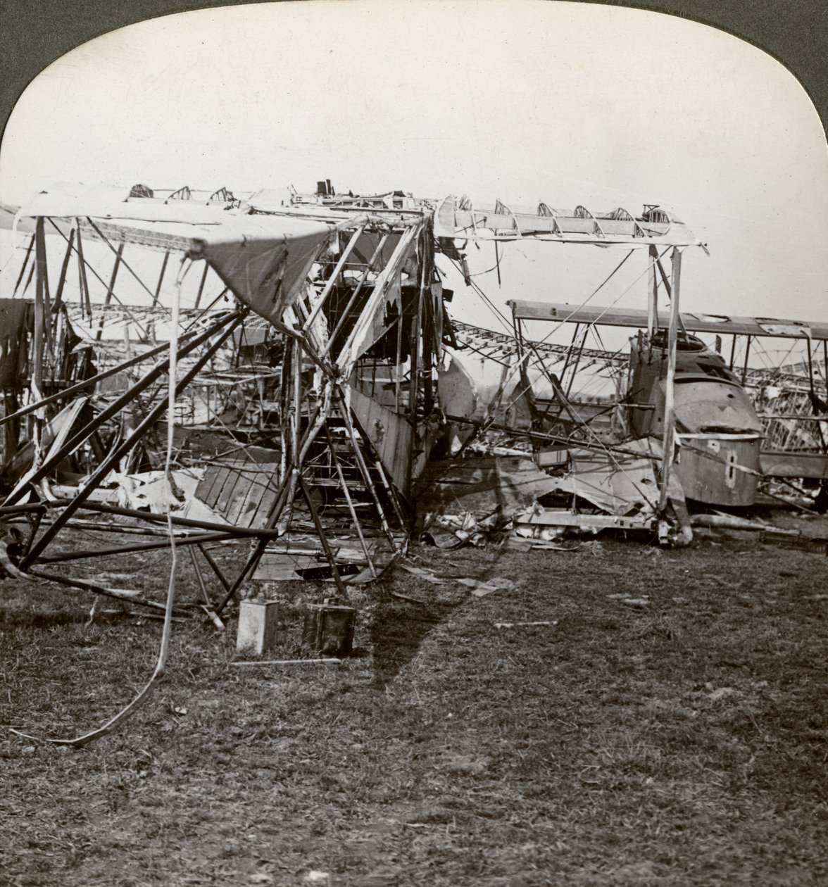 Wrack eines deutschen Bombers, der versuchte, die Luftverteidigung zu durchbrechen, Erster Weltkrieg, 1914-1918 von Realistic Travels Publishers