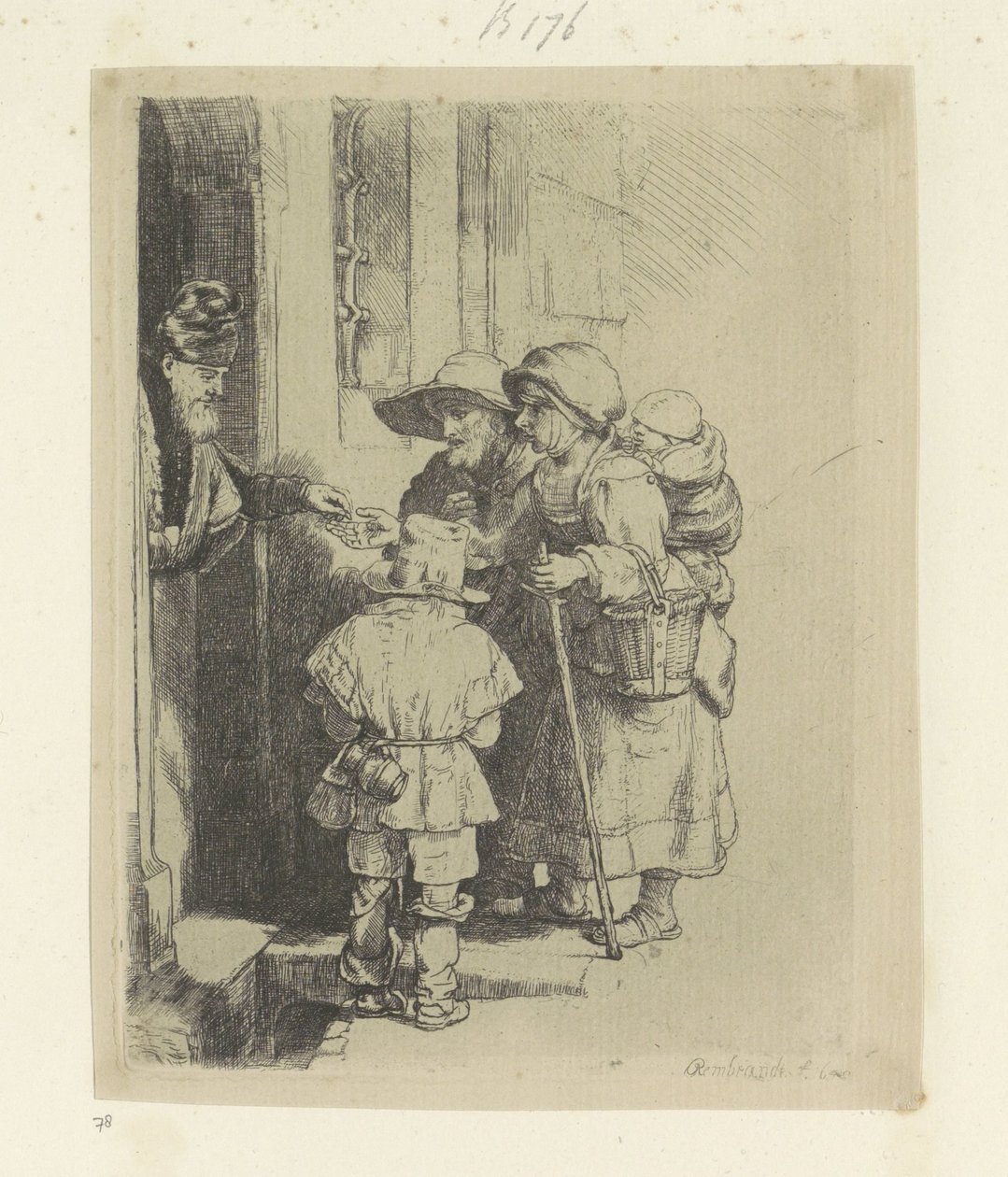 Bedelende familie ontvangt een aalmoes aan de deur van een huis von Rembrandt van Rijn