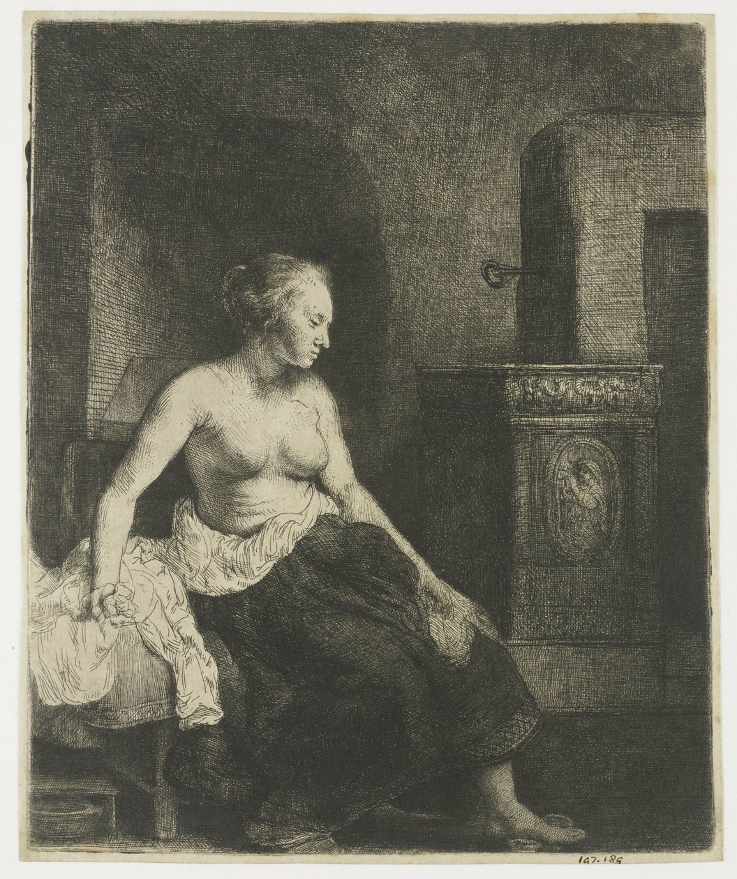 Frau, die halb angezogen neben einem Ofen sitzt von Rembrandt van Rijn
