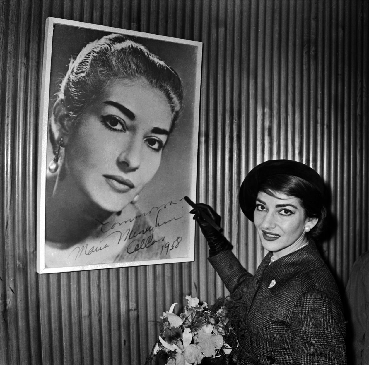 Sopranistin Maria Callas signiert eines ihrer Poster am Flughafen Orly in Paris vor ihrer Reise nach Chicago am 16. Januar von René Saint Paul