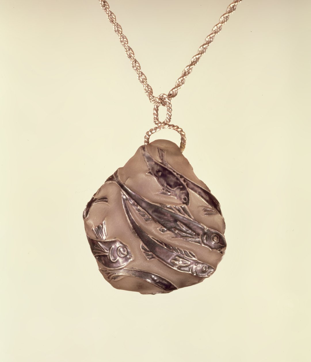Anhänger mit mattierter Glasoberfläche von Lalique, ca. 1902 von Rene Jules Lalique