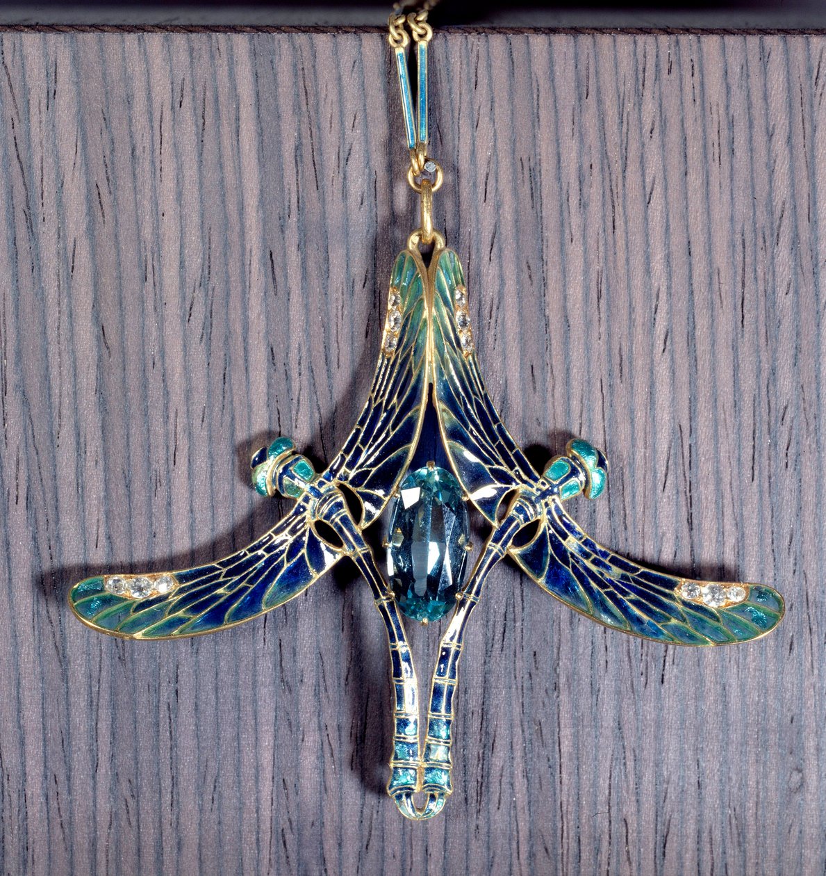 Jugendstil: Anhänger „Libelle“ in Aquamarin, Gold und Emaille von Jules René Lalique (1860-1945). Paris, Musée d