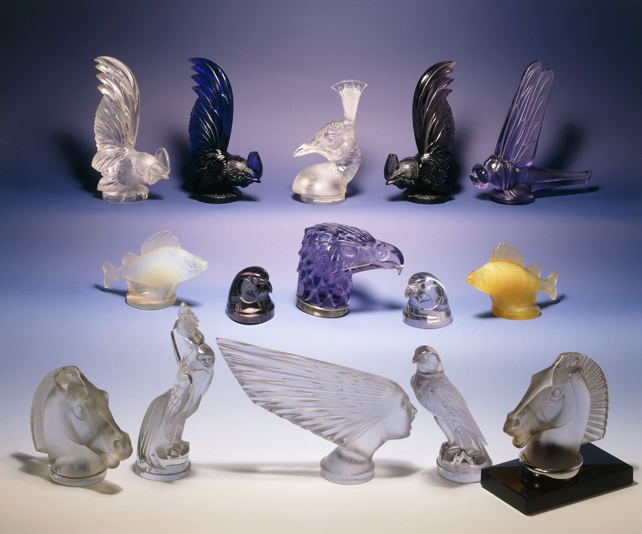 Verschiedene Glas-Automaskottchen (von Vögeln, Fischen, Pferden und einem menschlichen Kopf) von Rene Jules Lalique