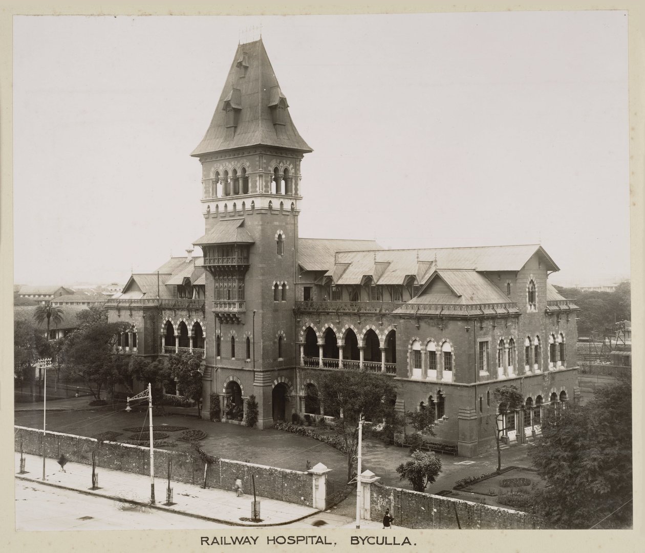 Krankenhäuser Byculla Railway Hospital, Indien, ca. 1930 von John Pardon