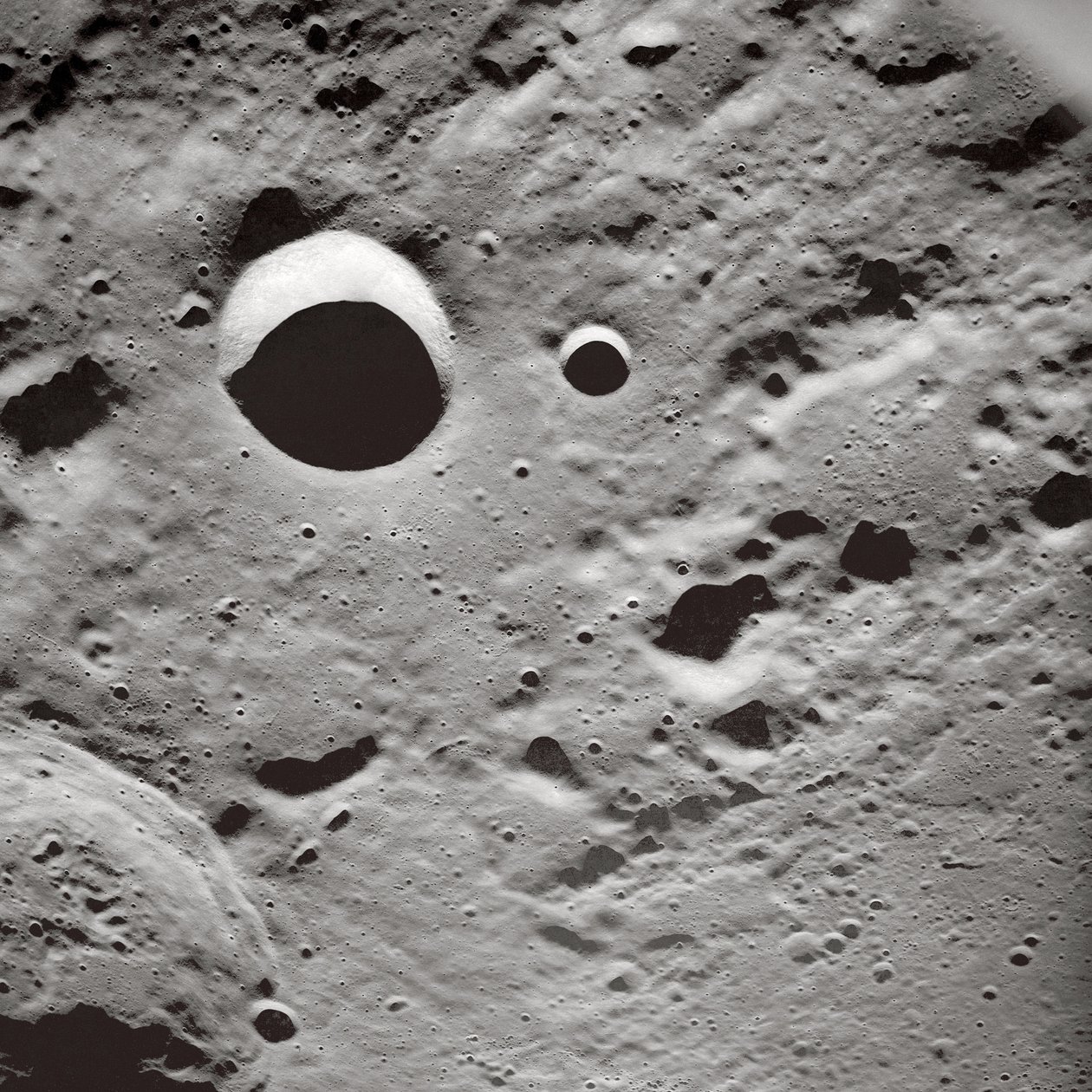 Lange Schatten auf der Mondoberfläche von John Pardon