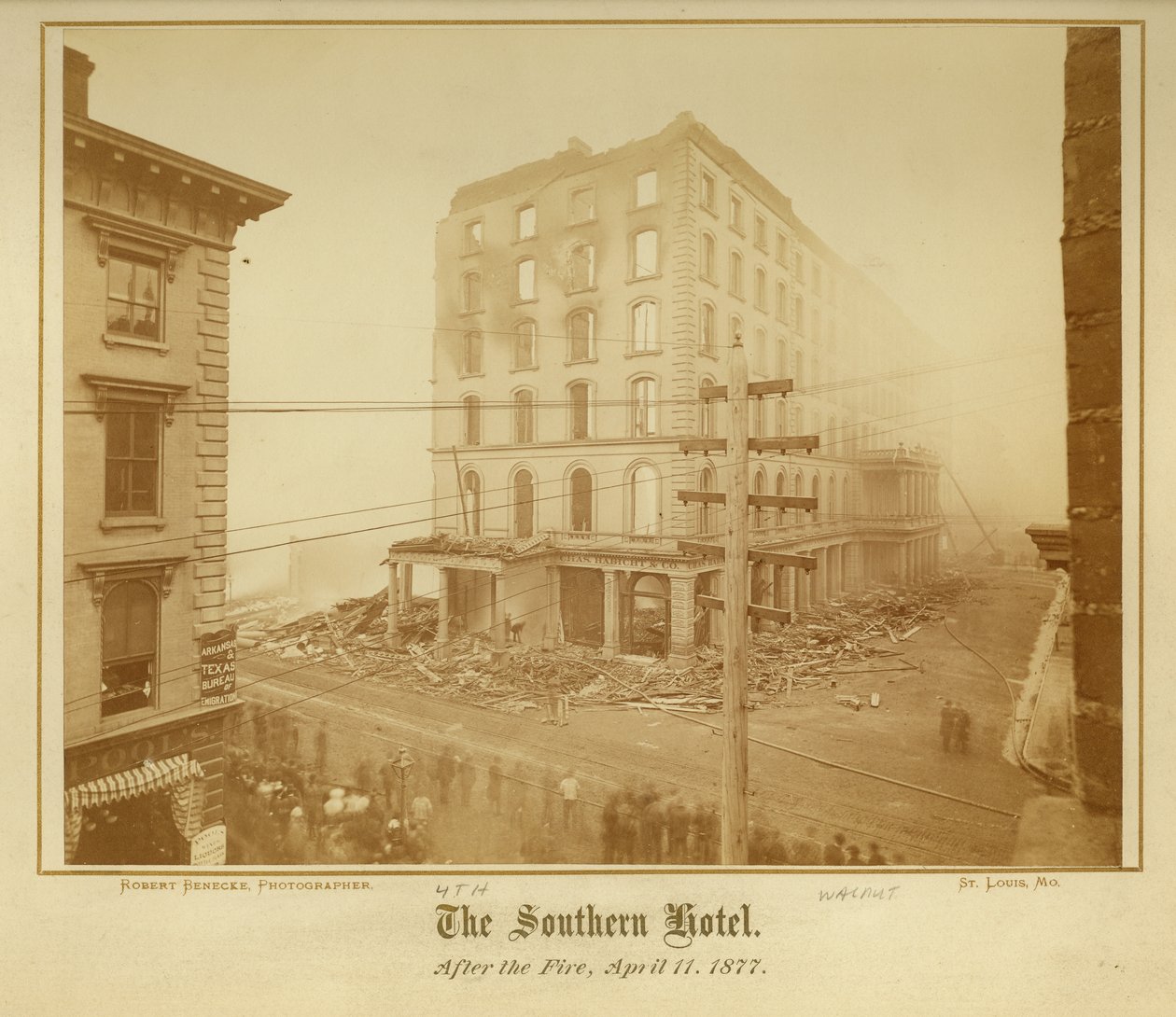 Ansicht des Southern Hotels an der Fourth und Walnut Street nach dem Brand am 11. April 1877 von Robert Benecke