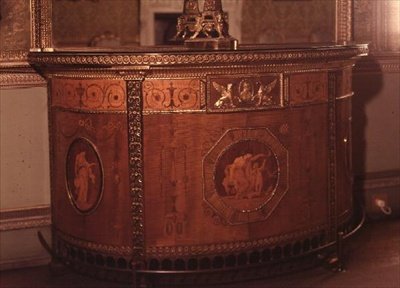Einer von zwei Kommoden von Adam, 1773 von Robert Adamson