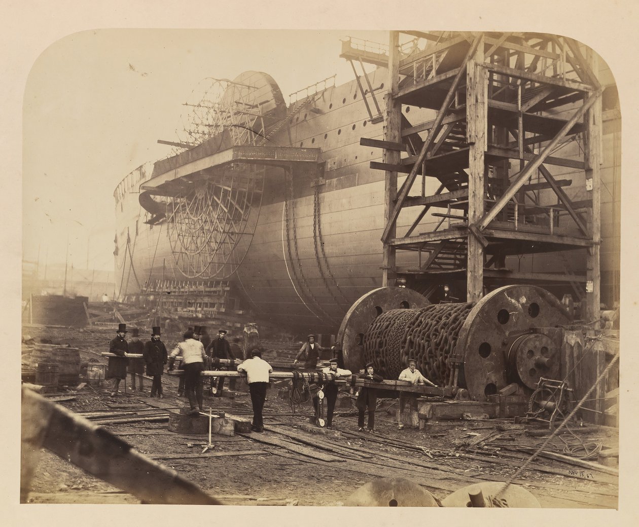 Männer bei der Arbeit neben den Startketten der Great Eastern, 18. November 1857 von Robert Howlett