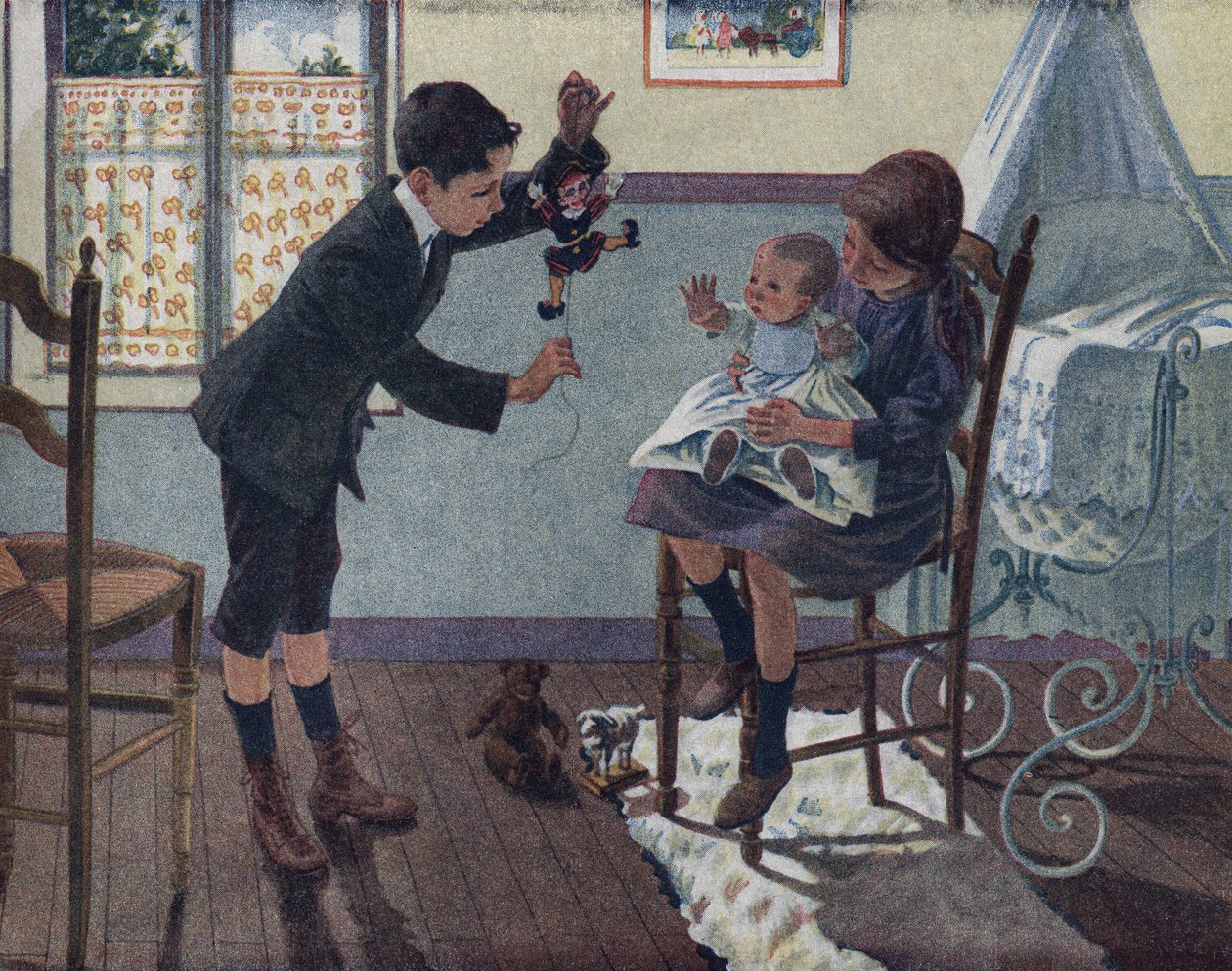 Die Erziehung des kleinen Bruders: In einem Raum sitzt ein Baby auf dem Schoß seiner großen Schwester und schaut sich die Puppe an, die sein Bruder weckt. Illustration von Robert Salles (1871-1929) in „Ich kann lesen“ von Robert Salles