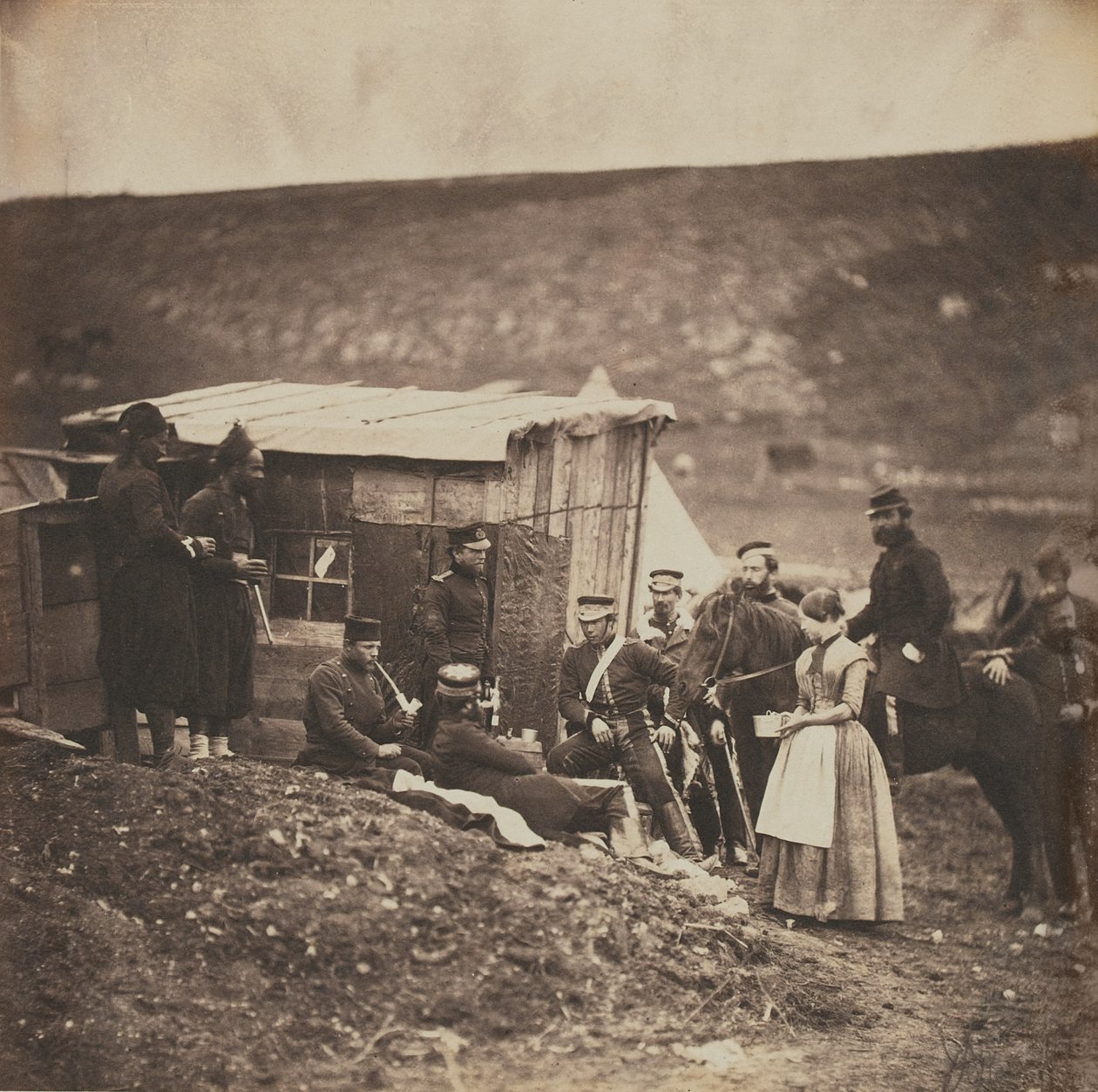 Gruppe französischer und englischer Truppen im Lager der 4. Dragonerwache, aus einem Album mit 52 Fotografien zum Krimkrieg, 1855 von Roger Fenton
