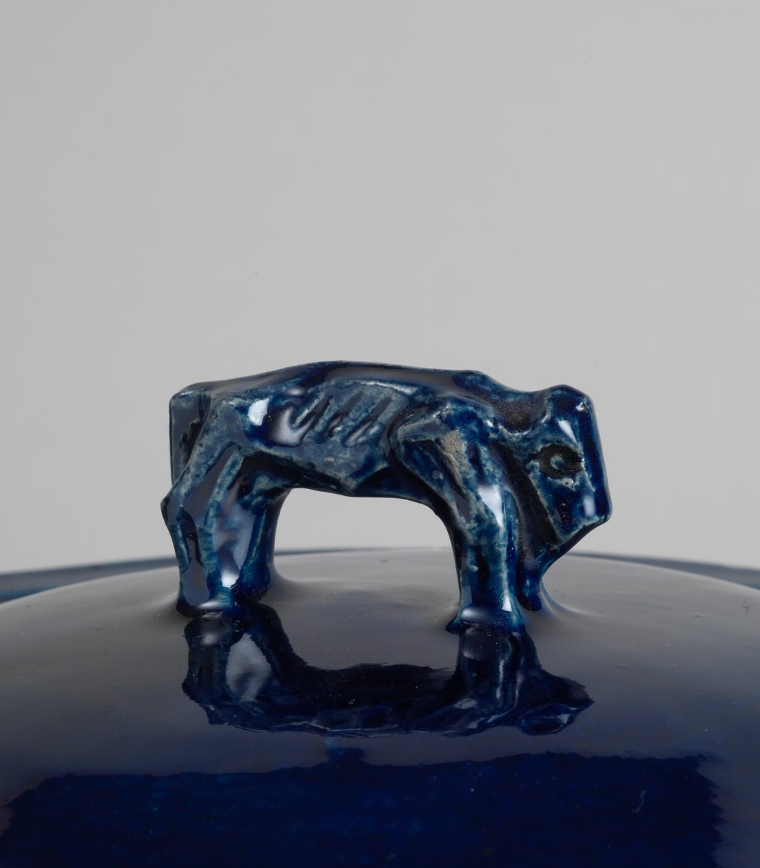 Blau glasierte Deckelterrine mit Griff in Form eines Bisons oder chinesischen Löwen, ca. 1915 (kobaltblau glasierte Irdenware, formgefertigt) von Roger Eliot Fry
