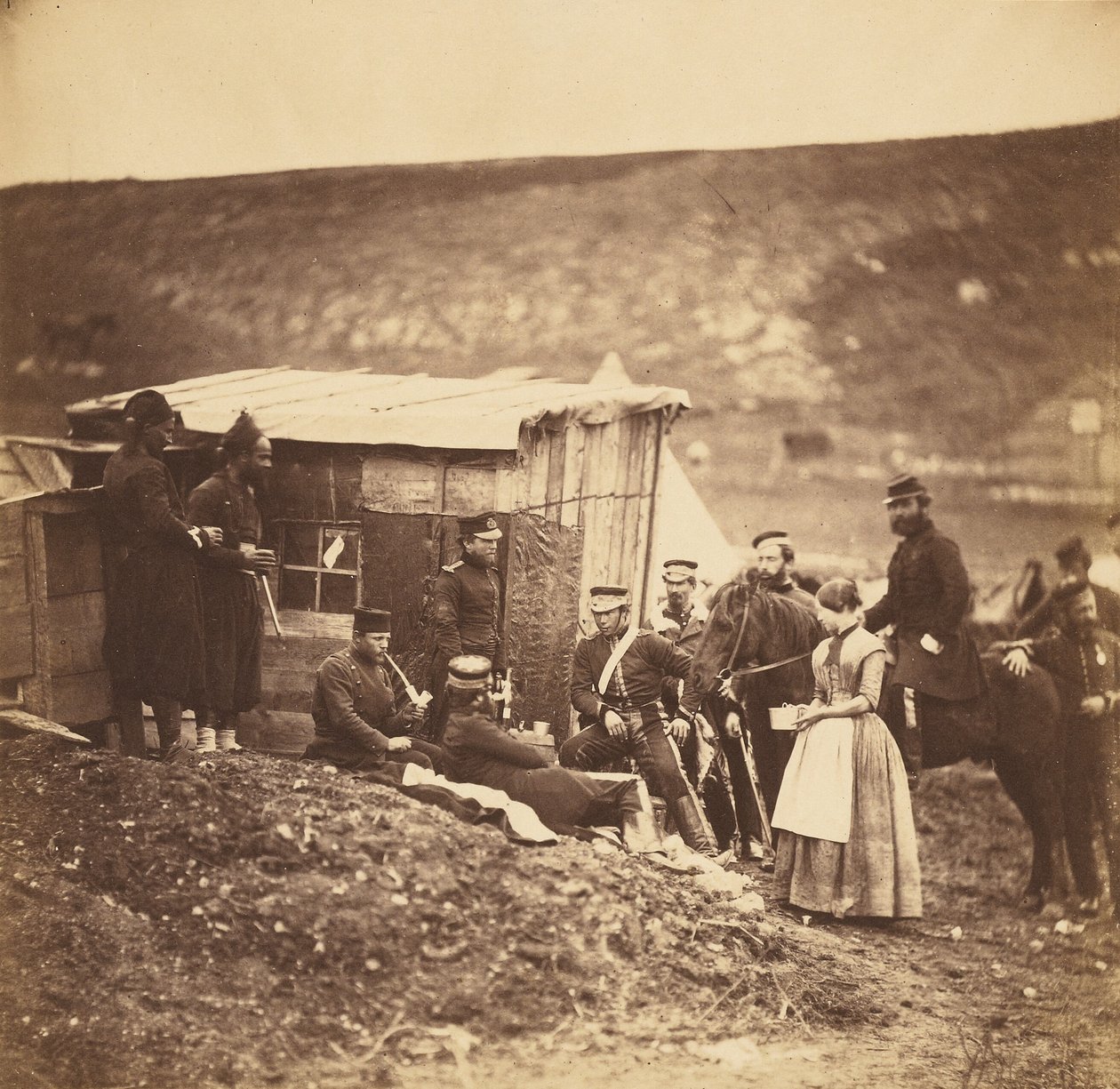Lager der 4. Dragonergarde, gesellige Runde, Franzosen und Engländer von Roger Fenton