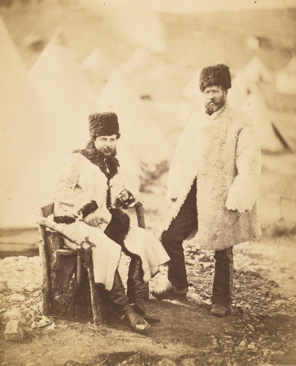 Kapitän Brown, 4. Leichte Dragoner und Diener, in Winterkleidung von Roger Fenton