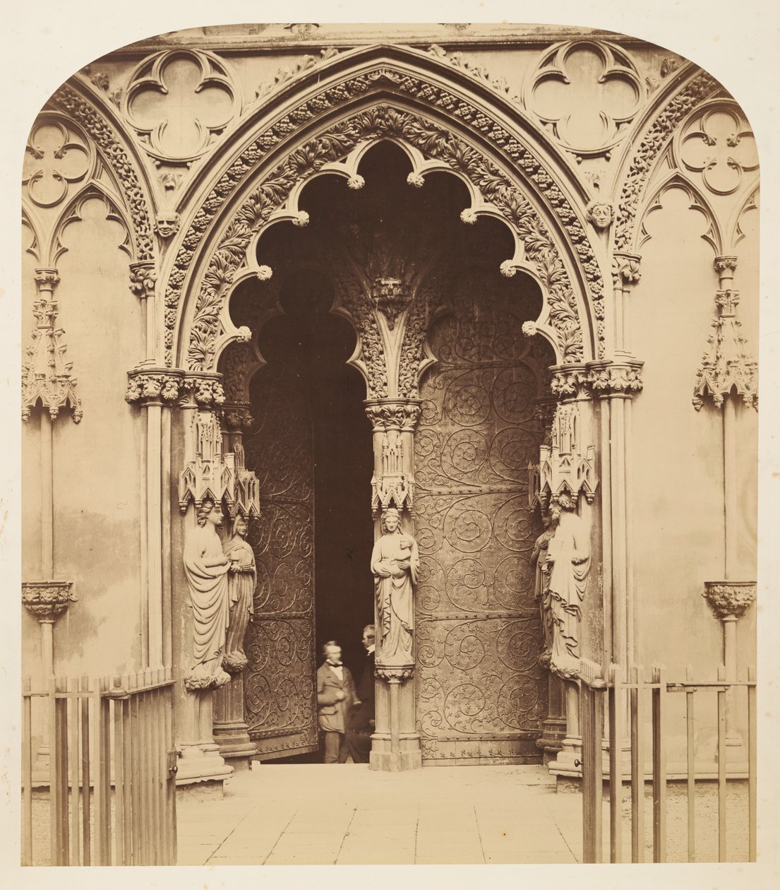 [Mittleres Portal, Westvorhalle, Kathedrale von Lichfield] von Roger Fenton