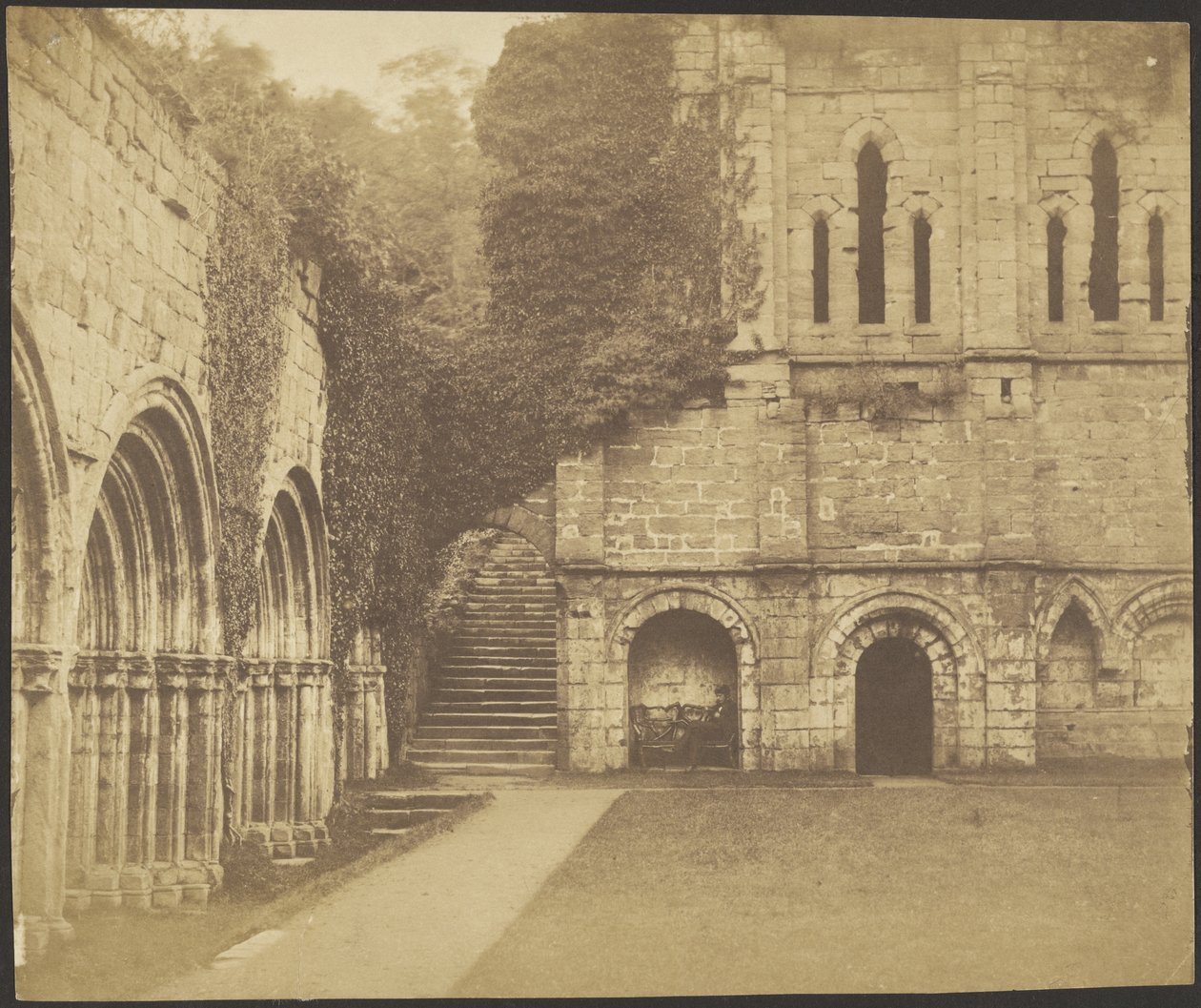 Fountains Abbey, südöstliche Ecke des Kreuzgangs von Roger Fenton