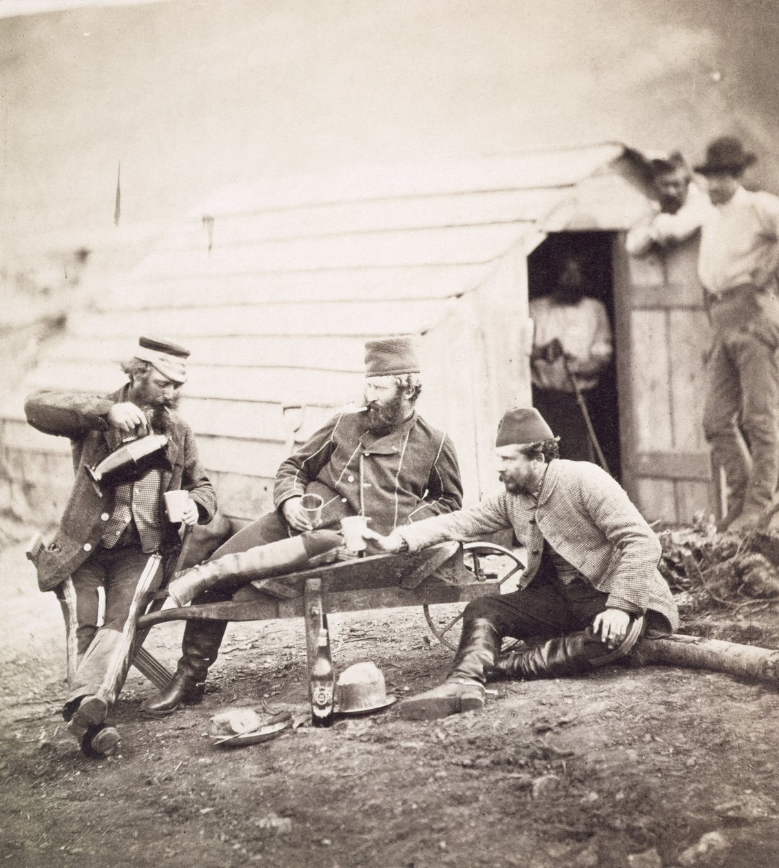 Entbehrungen im Lager (Colonel Lowe und die Kapitäne Brown und George) von Roger Fenton