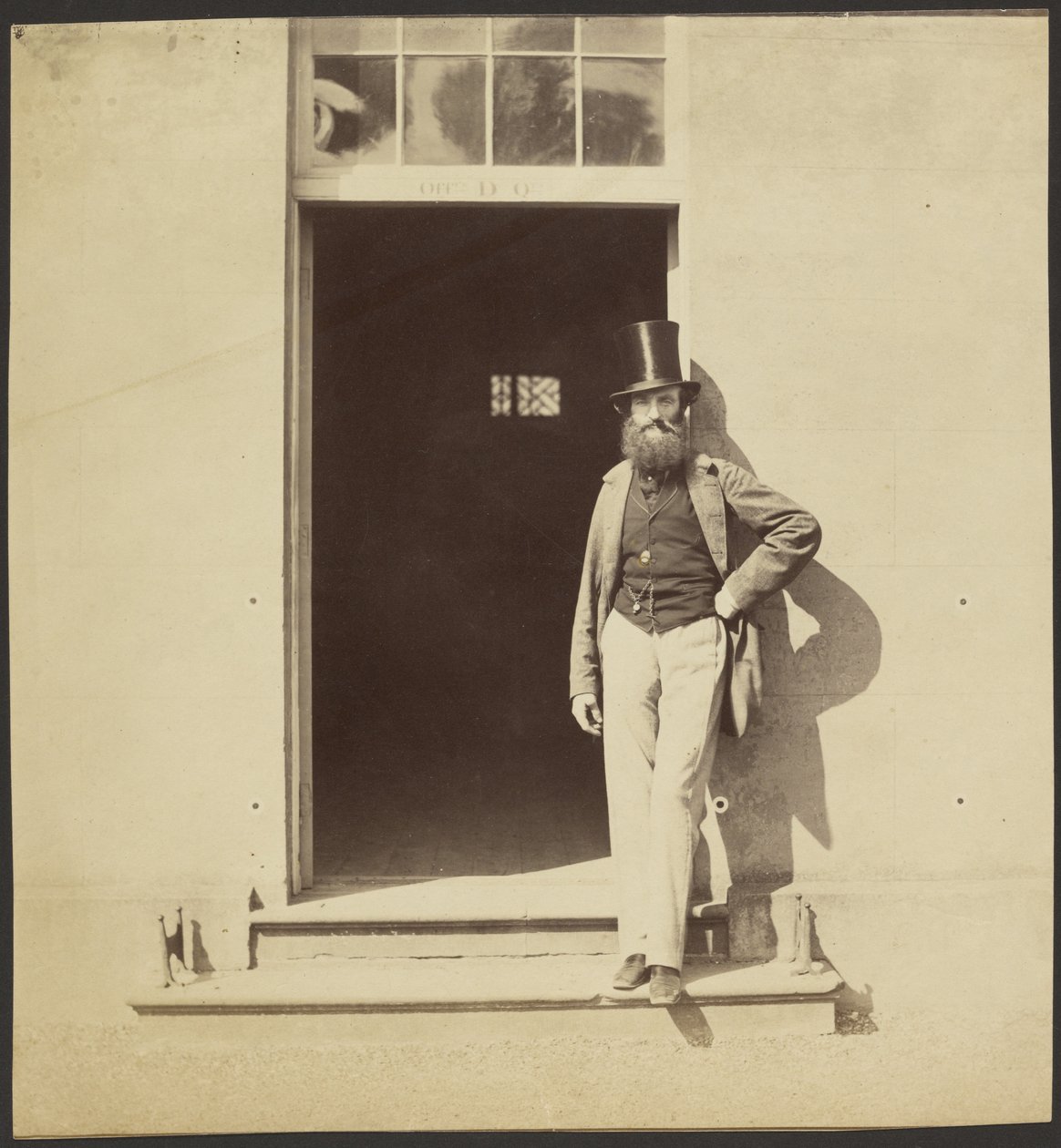 Mann in einer Tür bei den Hythe-Kasernen von Roger Fenton