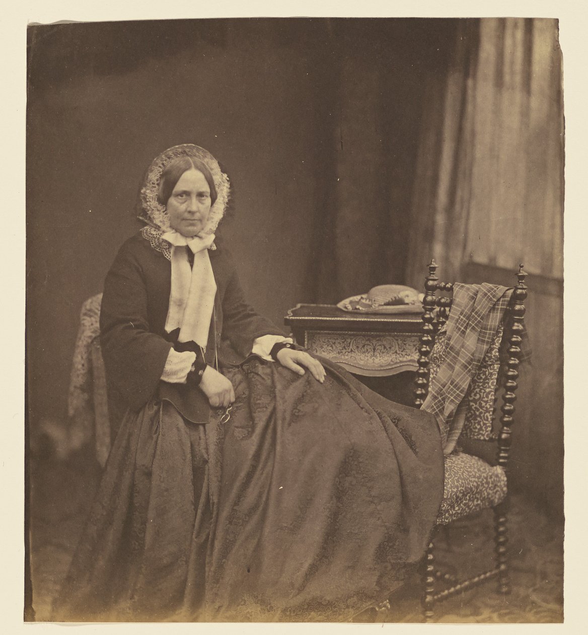 Porträt einer Frau mit Haube, sitzend von Roger Fenton