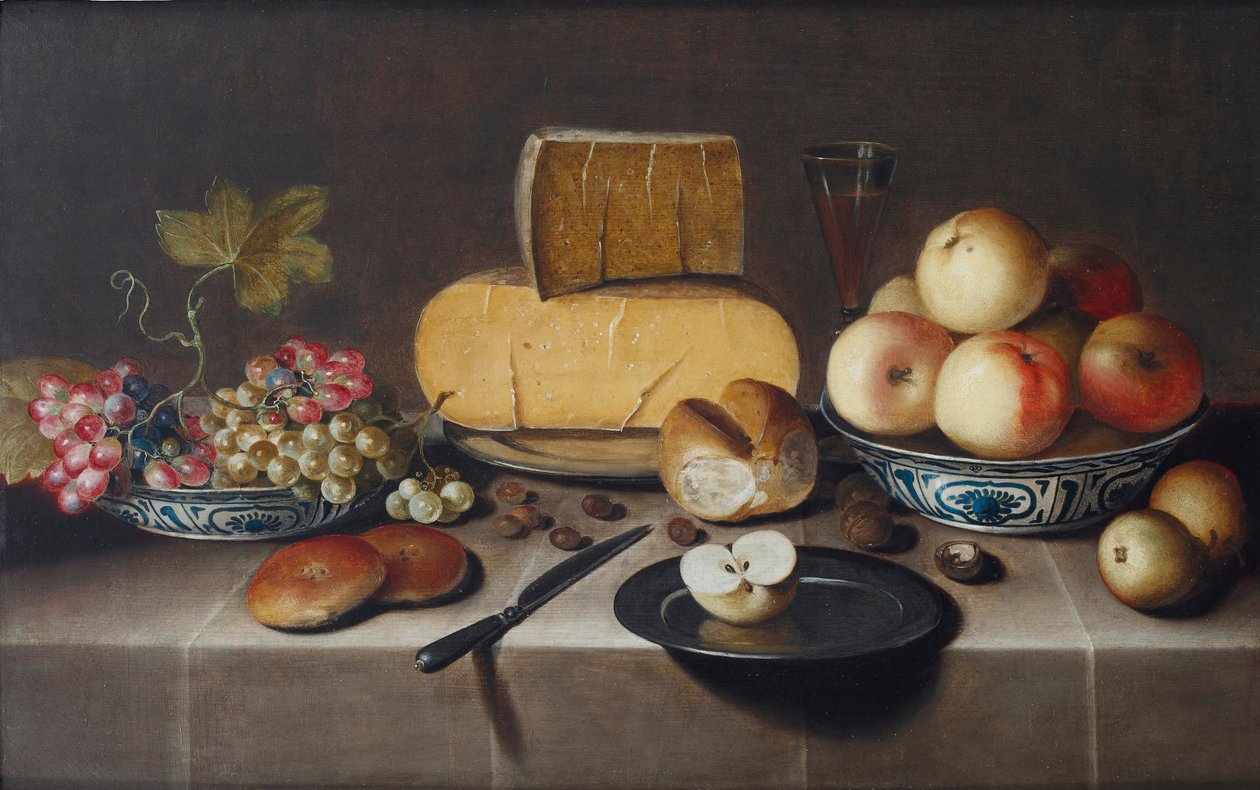 Käse auf einem Silbertablett, rote und weiße Trauben und Äpfel in Porzellan-Wanli-Schalen, Brötchen, ein Messer und ein geschnittener Apfel auf einem Teller, alles auf einem drapierten Tisch, 1626 von Roloef Koets