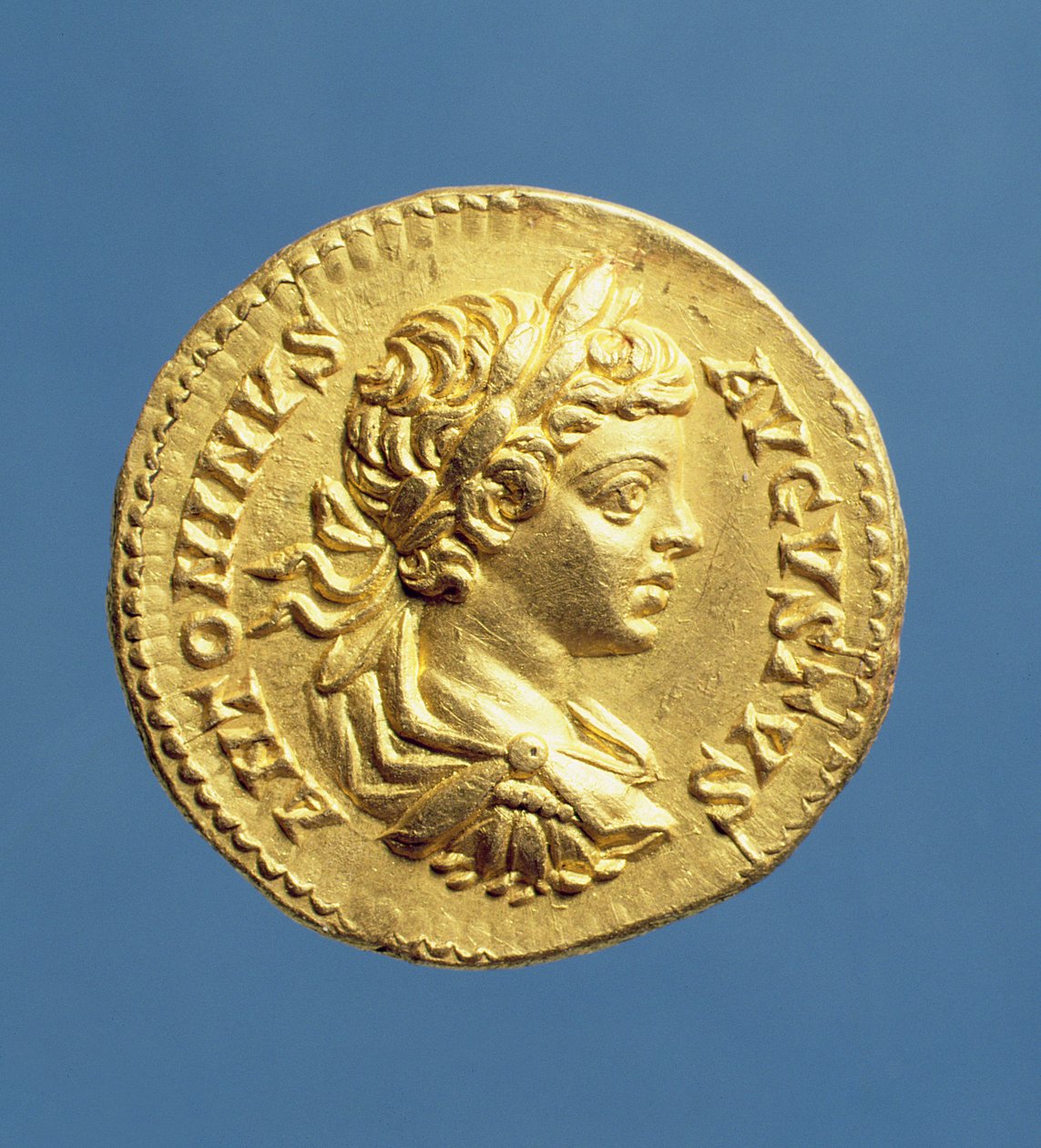 Aureus (Vorderseite) mit Kopf von Caracalla (196-217), gepanzert, mit Lorbeerkranz. Geprägt unter Septimius Severus (193-211). Inschrift: ANTONINVS AVGUSTVS von Roman