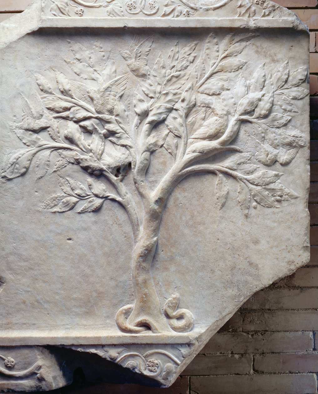Basrelief eines Baumes mit Vögeln in den Zweigen und einer Schlange an der Basis von Roman