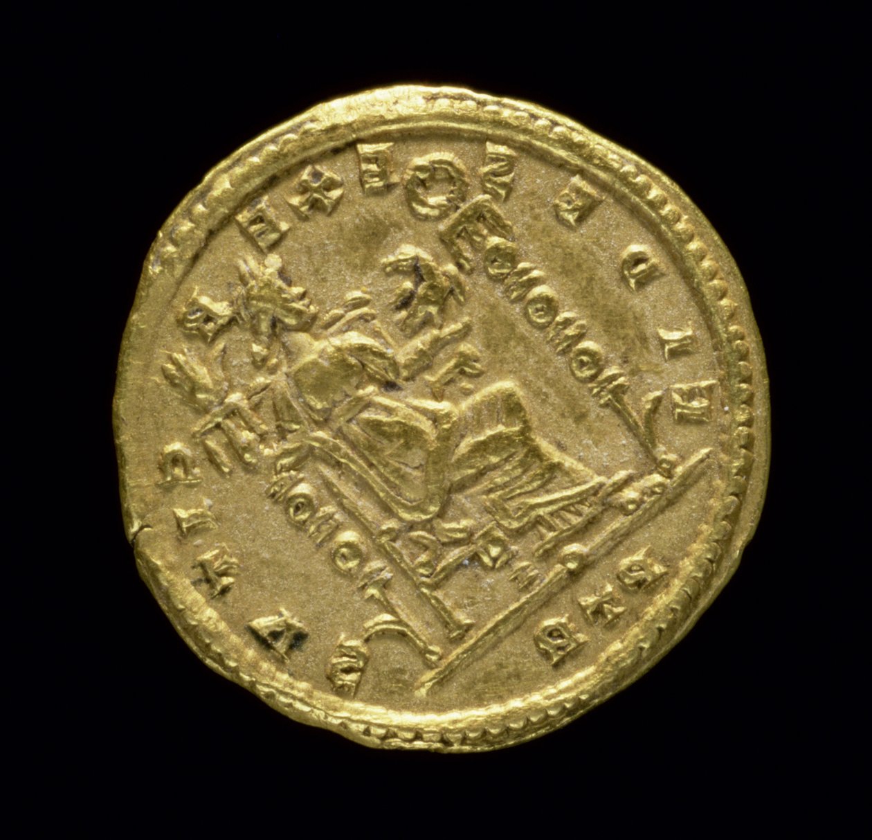 Goldsolidus (Rückseite) von Konstantin I. dem Großen (AD 306-337), der Fides zeigt, die links auf einem Thron sitzt. Inschrift: FIDES EXERCITVS. Geprägt in Trier von Roman