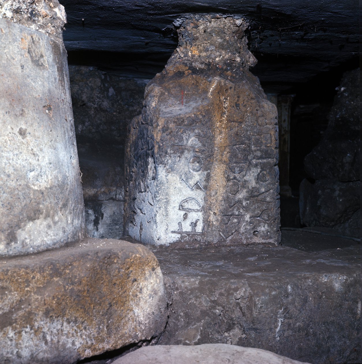 Antikes Rom, archaische Periode: Tempel unter dem Lapis Niger im Forum Romanum mit einer der ältesten lateinischen Inschriften. 6. Jahrhundert v. Chr. Italien von Roman