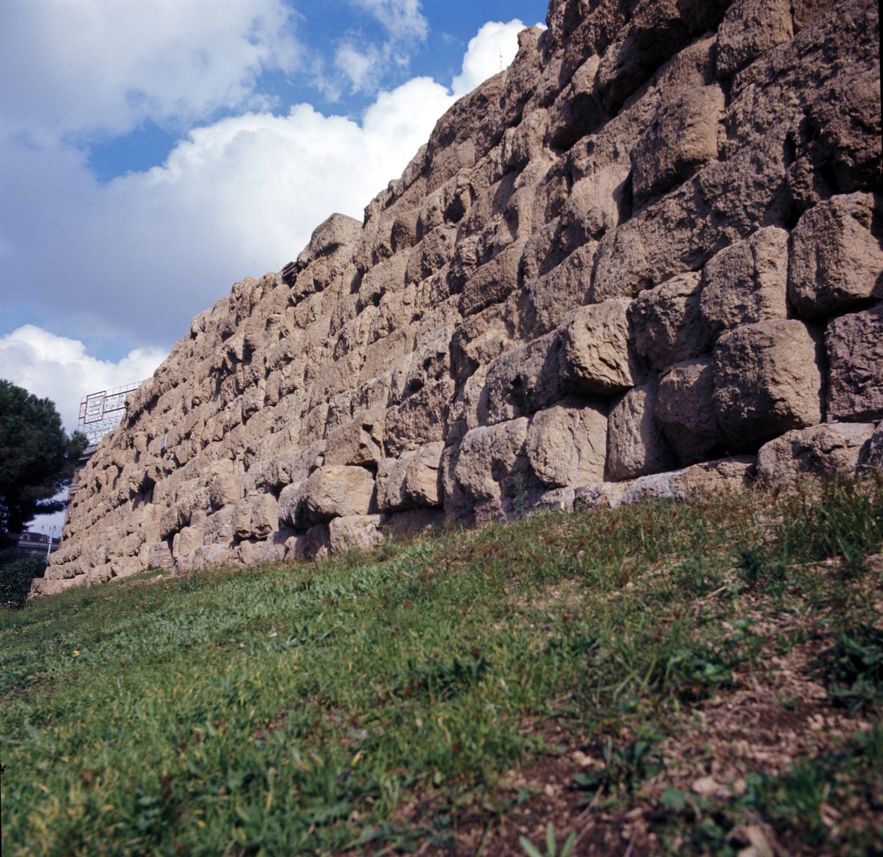 Antikes Rom, archaische Periode: Blick auf die Ruinen der Servianischen Mauer, erstes Gehege der Stadt Rom, gebaut unter König Servius Tullius. 6. Jahrhundert v. Chr. Italien von Roman