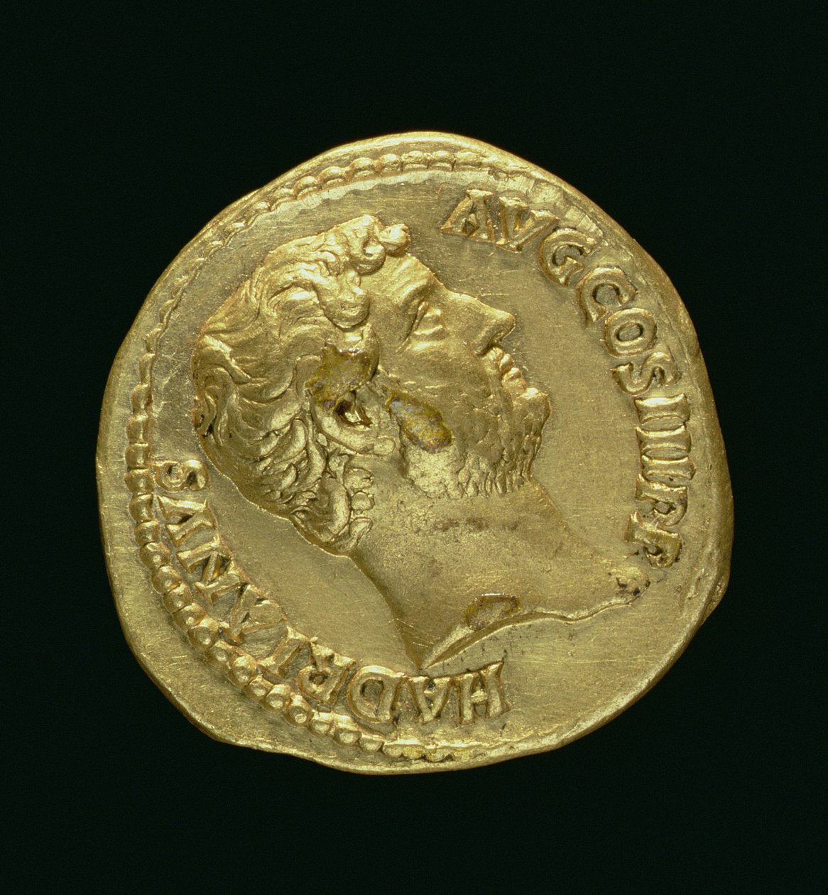 Aureus (Vorderseite) von Hadrian (117-138 n. Chr.) unbehütet. Inschrift: HADRIANVS AVGUSTVS von Roman