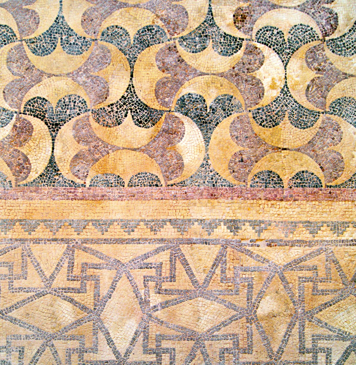 Detail der geometrischen Fliesenarbeit, Haus des Theseus, Paphos, Zypern von Roman