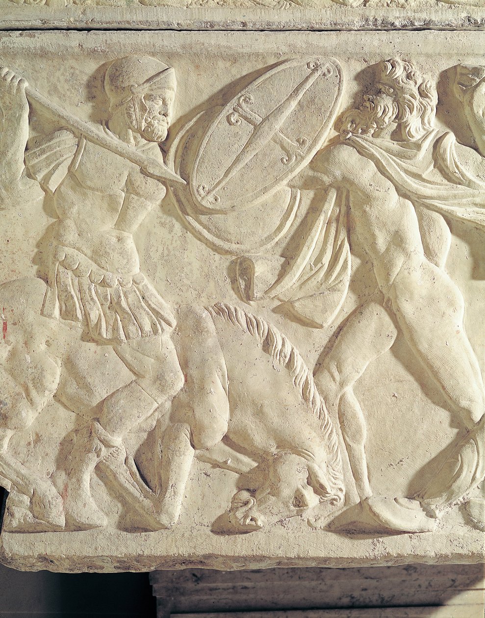 Detail eines Sarkophags, der einen römischen Soldaten im Kampf gegen einen Galater darstellt von Roman