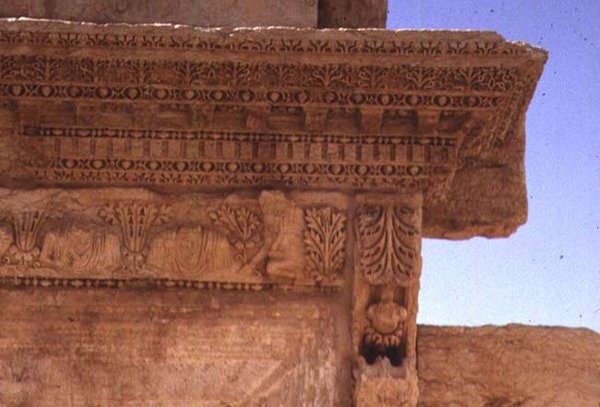 Detail eines mit Porträtbüsten verzierten Gebälks, römisch, 2. Jahrhundert von Roman