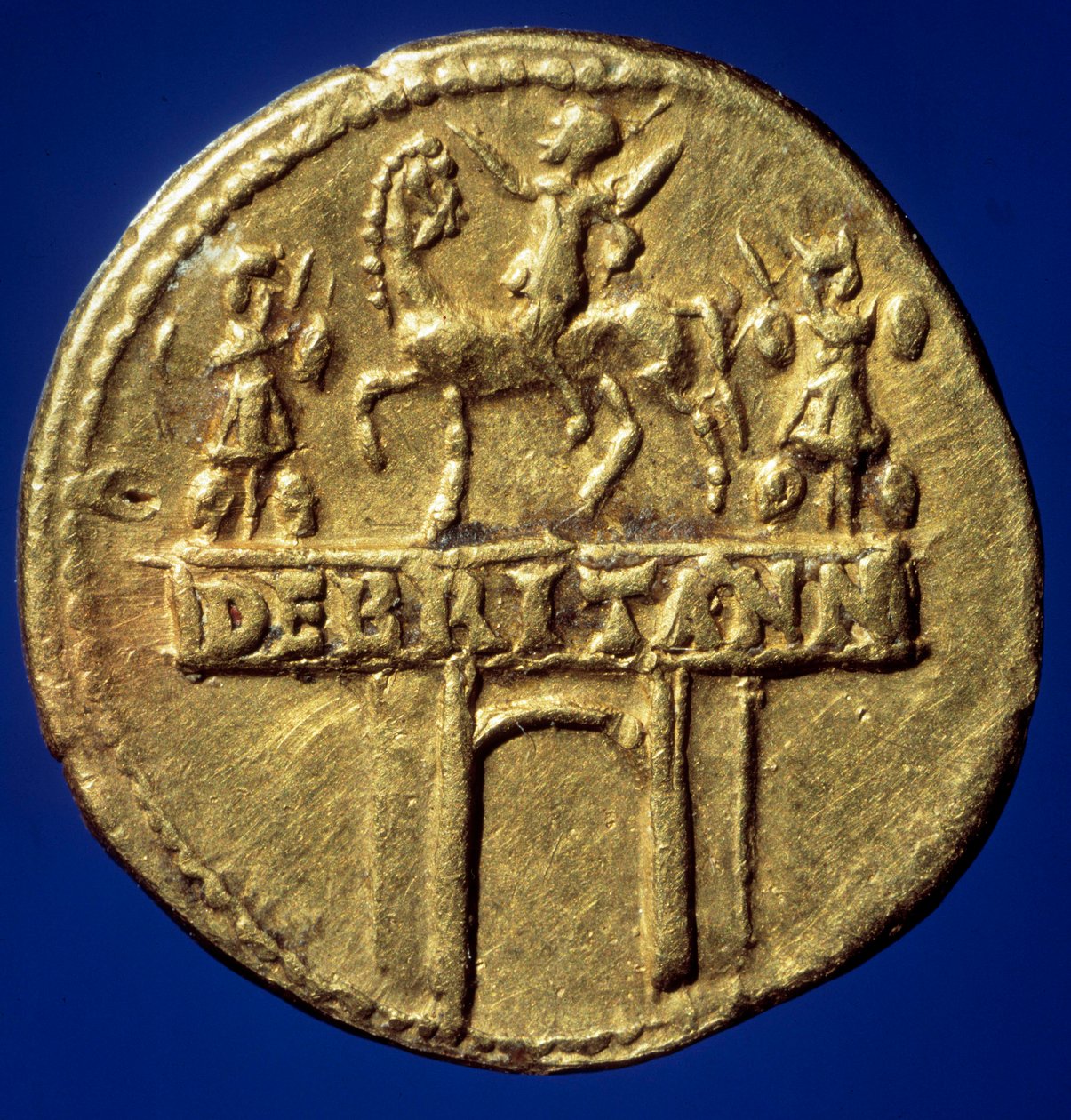 Goldmünze mit Darstellung des Triumphbogens von Kaiser Claudius I. (10-54) (Tiberius Claudius Nero Drusus oder Germanicus) zur Erinnerung an seine Siege in Britannien. Paris, B.N. von Roman
