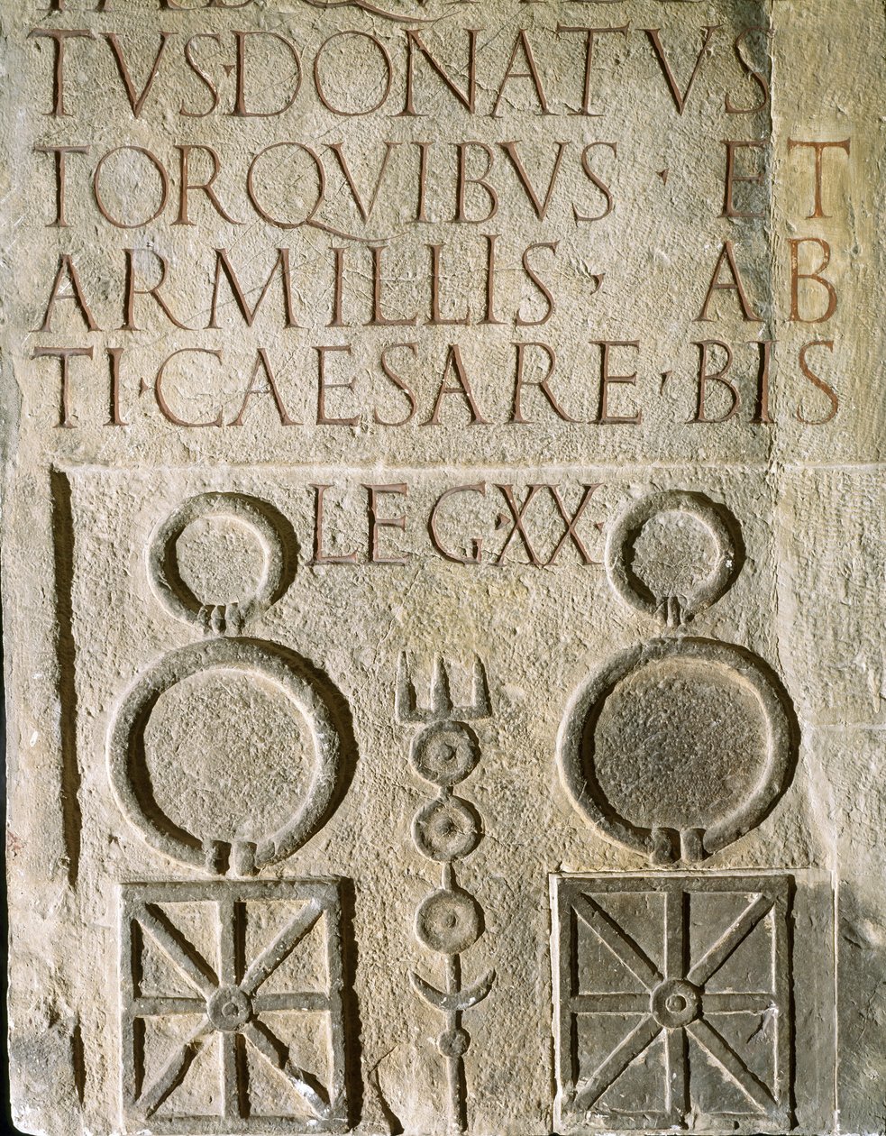 Inschrift der insignia der Zwanzigsten Siegreichen Valerianischen Legion, römische Legion aus dem 1. Jahrhundert n. Chr. von Roman