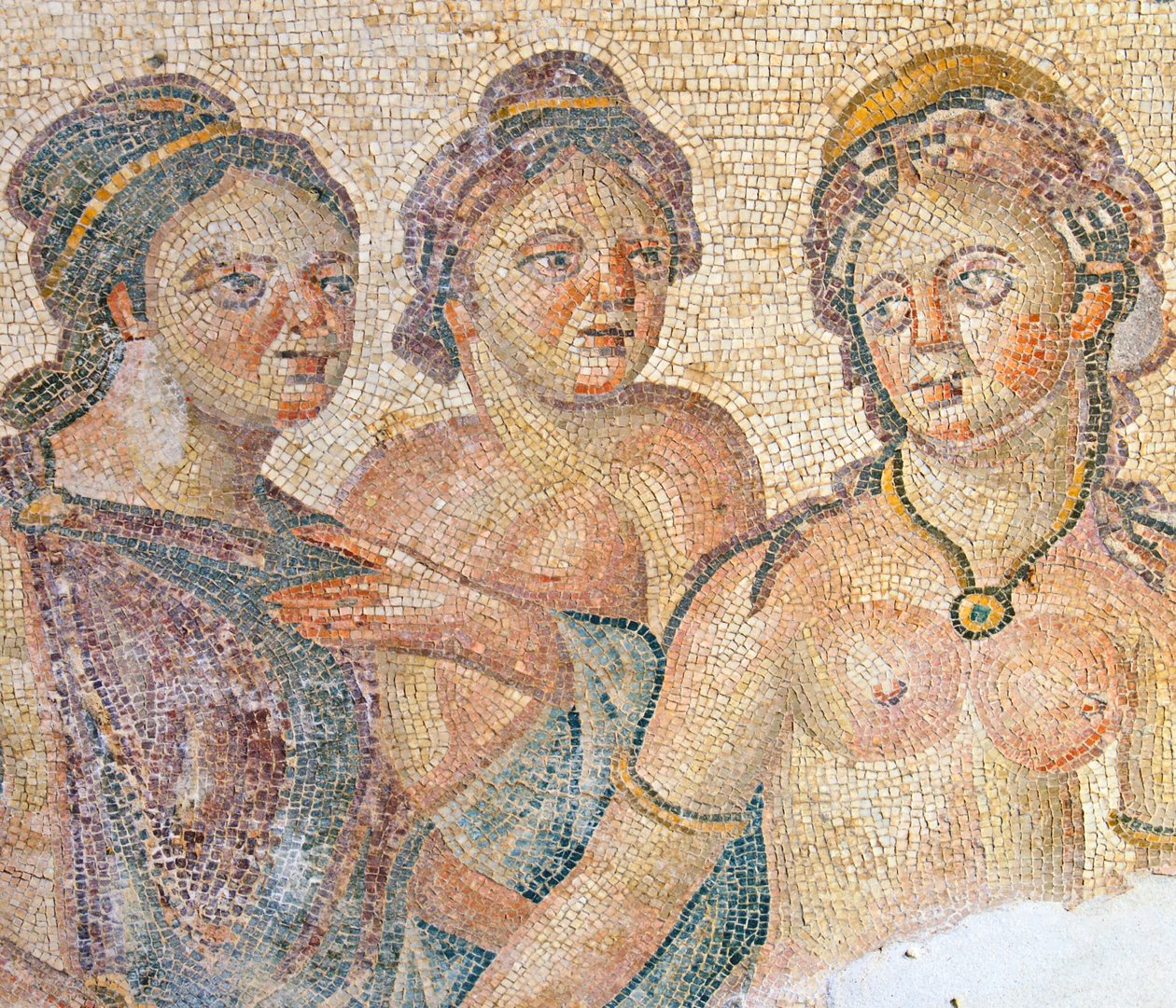 Leda und ihre Hausmädchen, Detail aus dem Leda und Zeus Mosaik, Haus des Aion, Paphos, Zypern von Roman