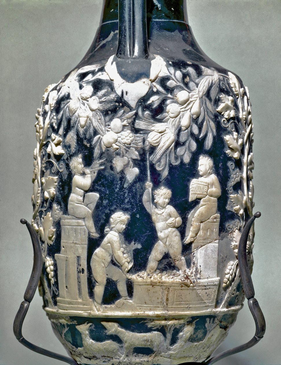 Kleine Amphore, genannt blauer Krug, zeigt Eros bei der Weinlese von Roman