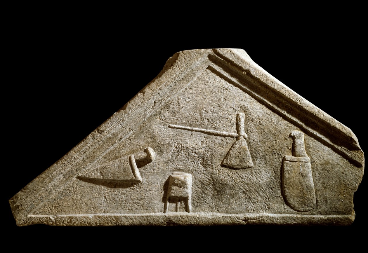 Giebel dekoriert mit Messern und Metzgerobjekten von Roman