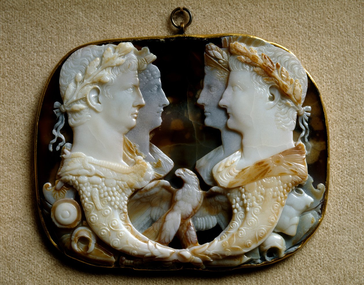 Römische Kunst: Onyx-Kamee (Gemma Claudia) mit Darstellungen der kaiserlichen Paare Claudius und Agrippina die Jüngere sowie Germanicus von Roman