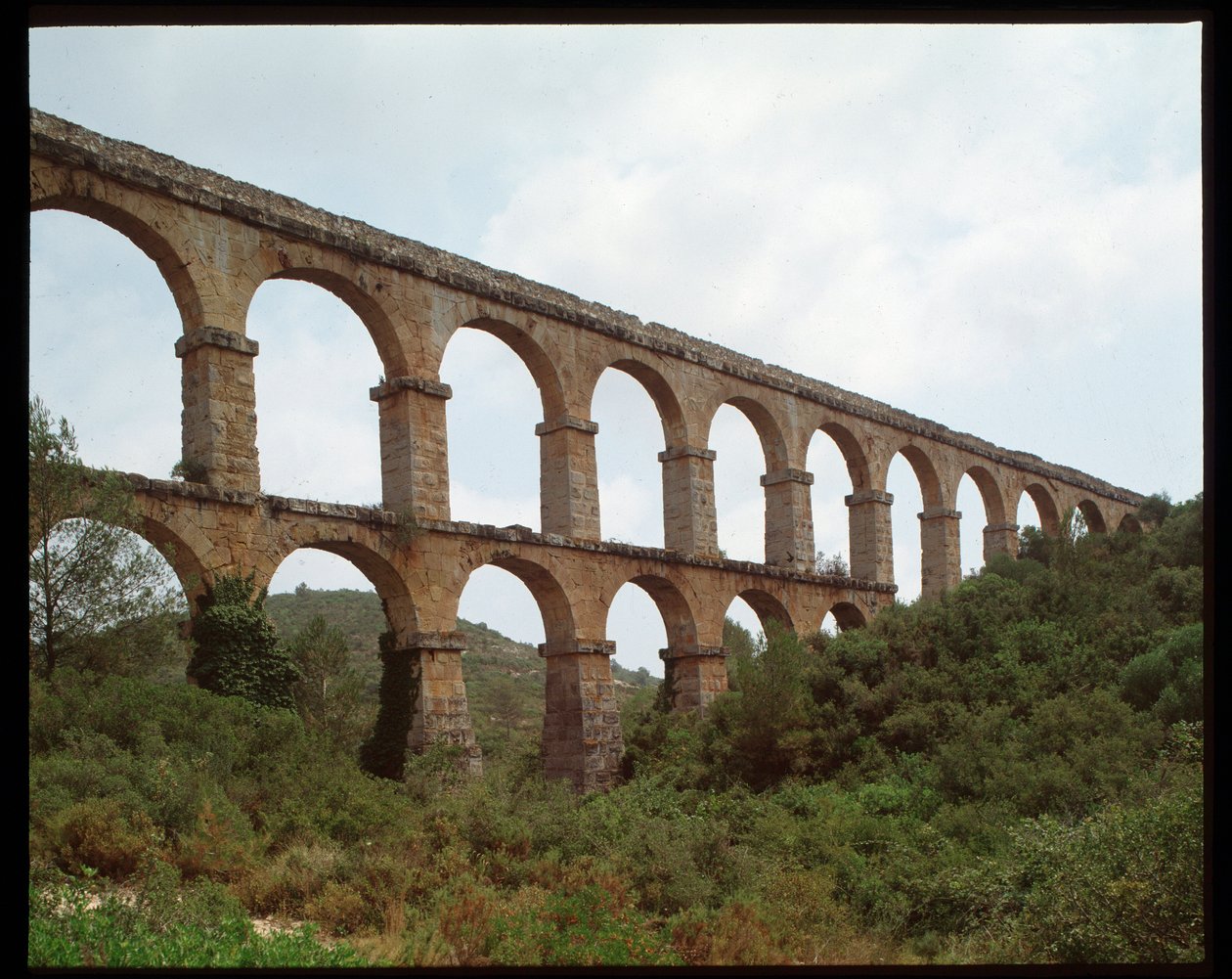 Römische Kunst: Blick auf das Aquädukt von Tarragona (Aquädukt von Ferreres oder Pont du Diable) 1. Jahrhundert, Spanien. von Roman