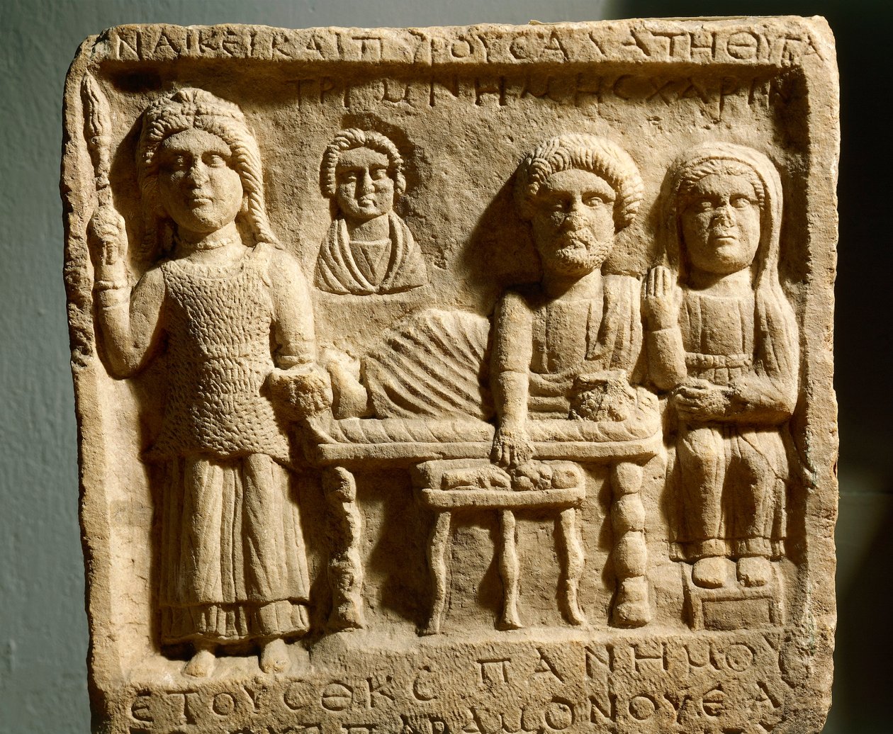 Römisches Basrelief, das ein Begräbnismahl darstellt, aus der antiken Stadt Trimontium, heute Plowdiw, Bulgarien von Roman