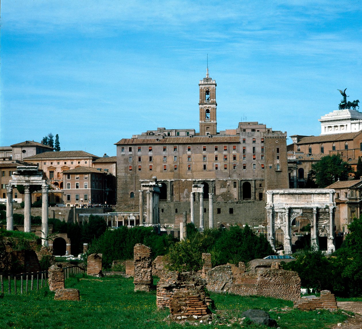 Römisches Forum: Panoramablick mit dem Tabularium im Hintergrund (79 v. Chr.). Rom von Roman