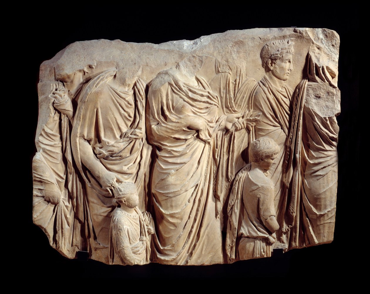 Römische Kunst: Fragment eines architektonischen Reliefs aus Marmor von der Prozession des Ara Pacis Augustae (Altar des Friedens): Prozession während eines Opfers, Figuren in Toga und Kinder. Um 13-9 v. Chr. Fundort: Rom (Marsfeld, Palais Fiano) von Roman