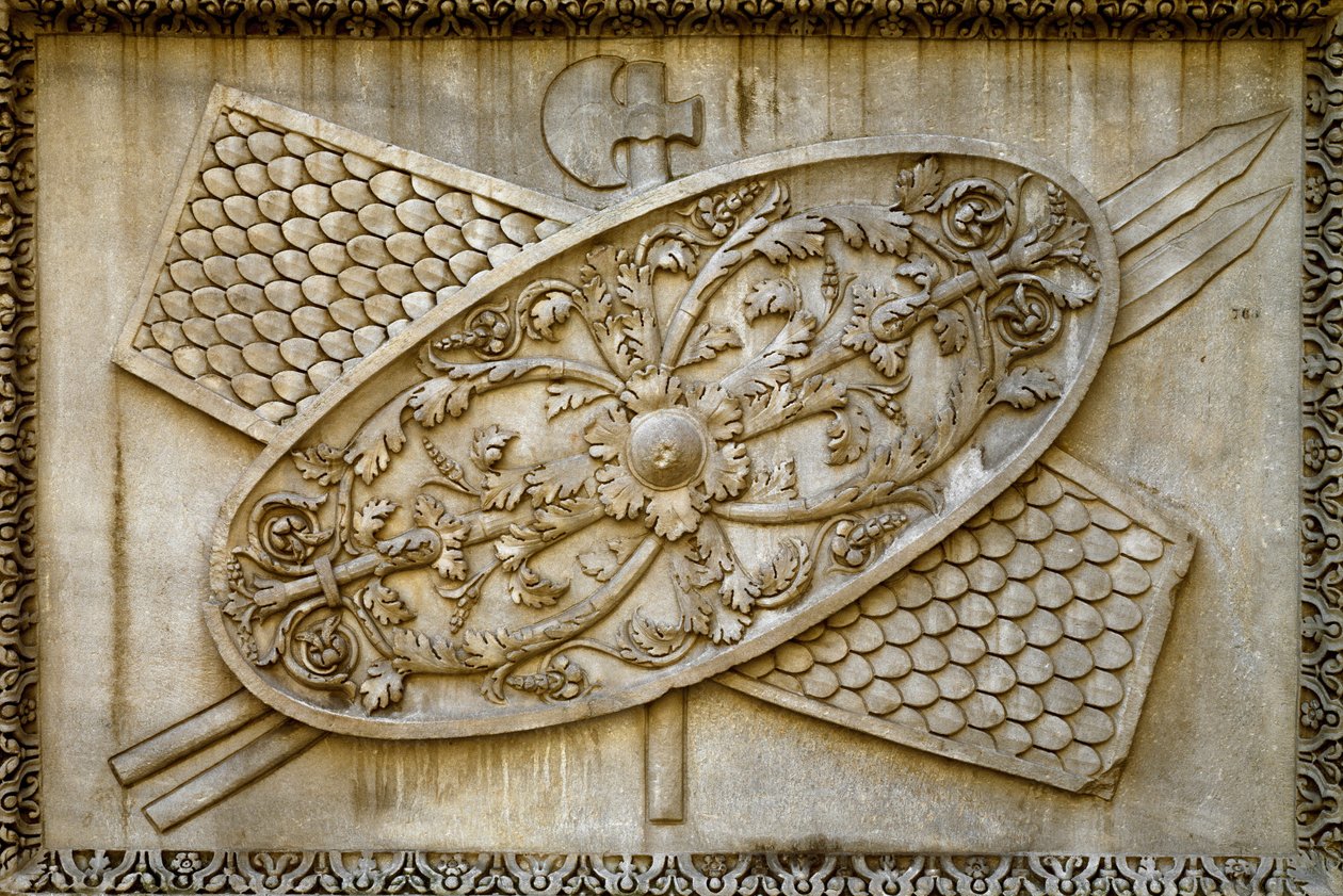 Römische Kunst: Flachrelief dekoriert ein Schild und Waffen aus dem Tempel des göttlichen Hadrian. 145 n. Chr. Rom, Museo dei Conservatori von Roman