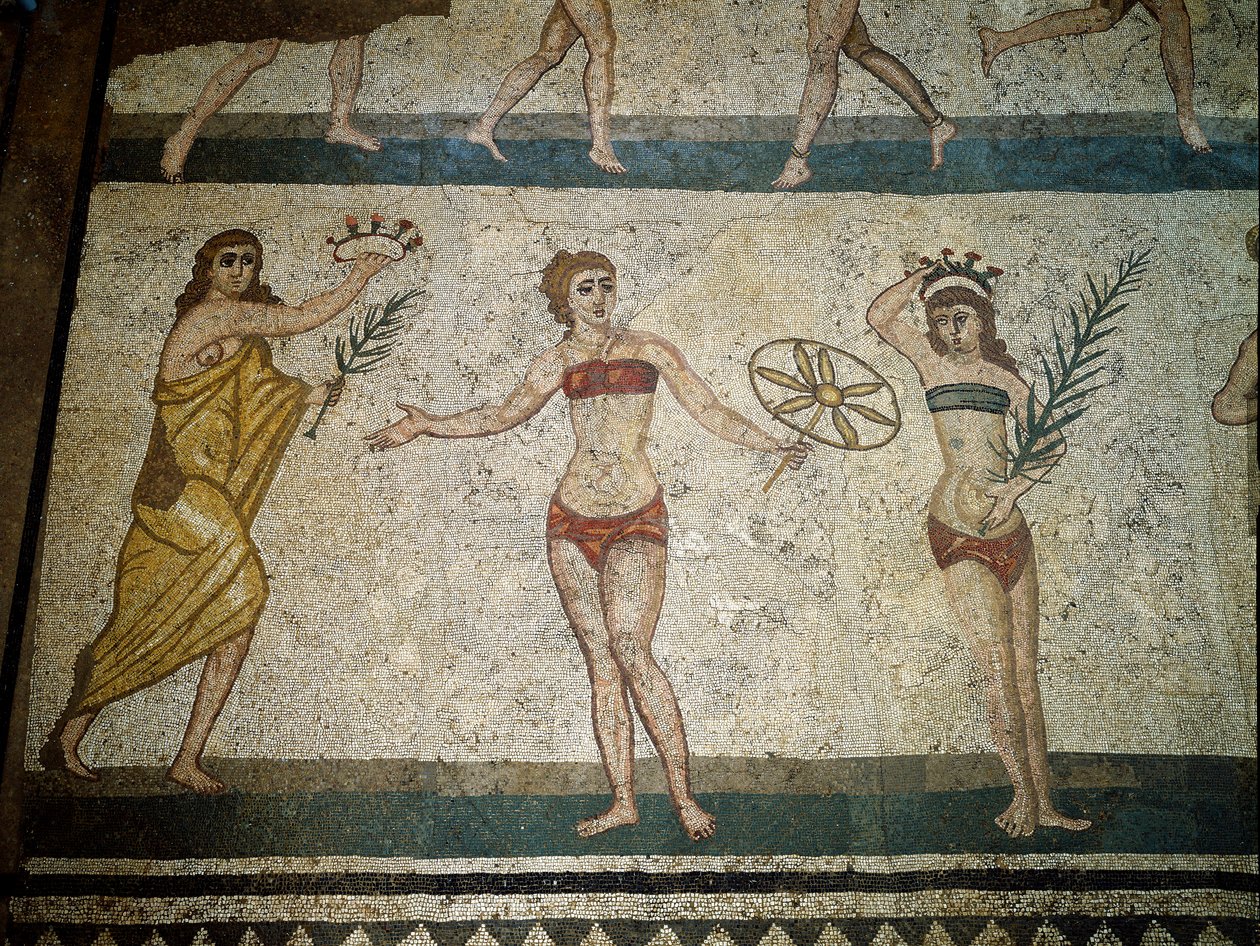 Römische Kunst: junge Römer bei körperlichen Übungen. Sie tragen einen Lendenschurz um die Nieren und ein Strophium (Vorläufer des BHs) auf der Brust. Die Palmzweige, die sie halten, sind Symbole des Sieges. (Detail) von Roman